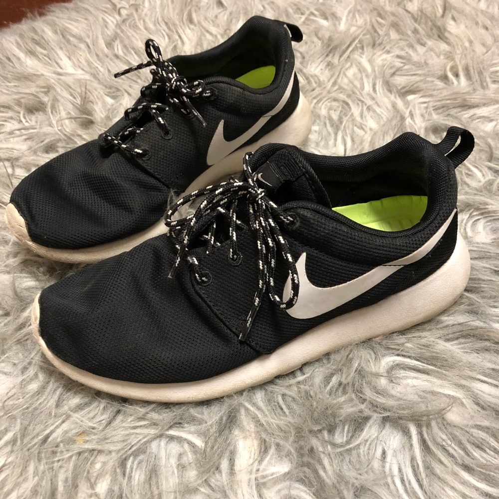 Nike Black Roshe Runs